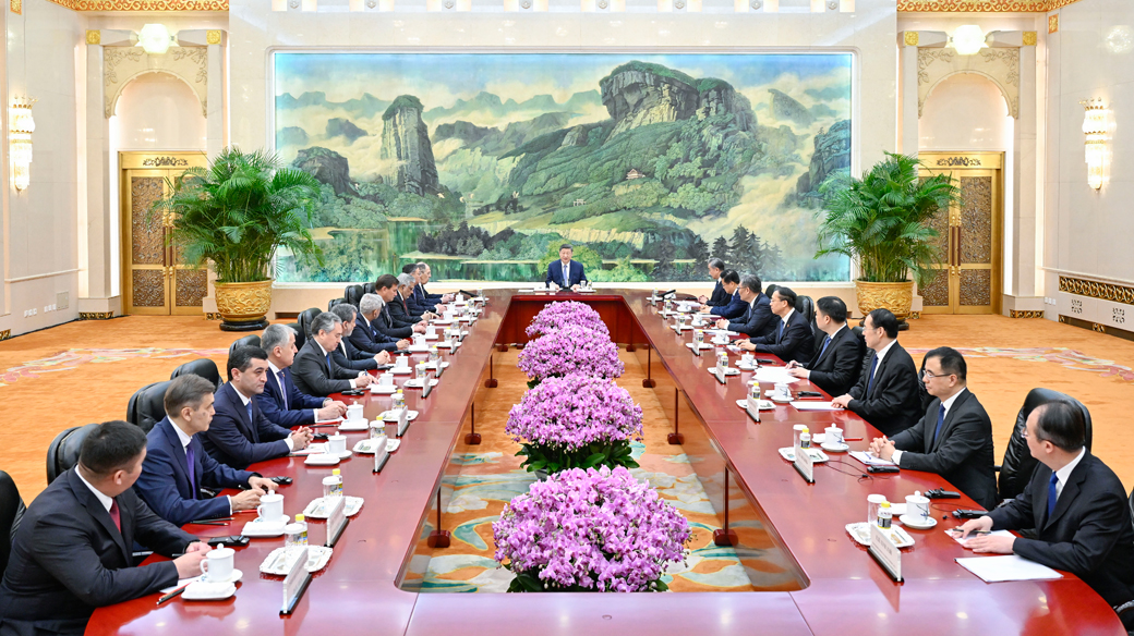 Xi meets heads of foreign delegations attending SCO council of foreign ministers meeting